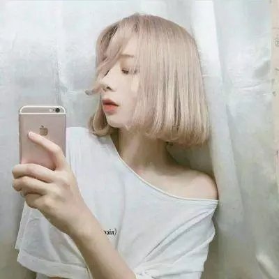 茜色少女